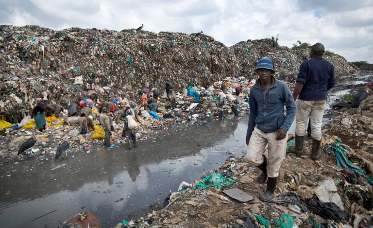 La terra dei veleni in Kenya: indiani e cinesi interrano i rifiuti, una donna sfida le cosche