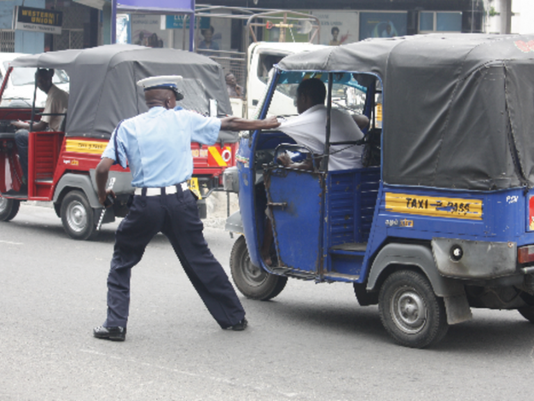 Kenya: licenziati in tronco 400 poliziotti del traffico (su 4 mila) corrotti