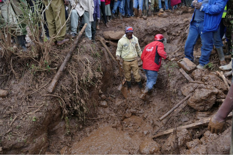 Almeno 50 i morti della diga esplosa in Kenya ed emergono gravi responsabilità