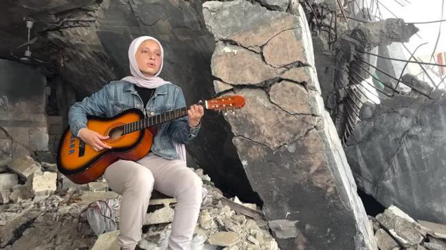 Tra le macerie di Gaza una ragazza con la chitarra racconta in musica le sofferenze dei palestinesi