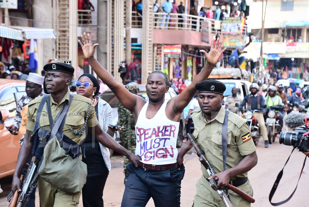 Pugno di ferro in  Uganda: la polizia vieta manifestazione contro la corruzione, e arresta oltre 40 dimostranti