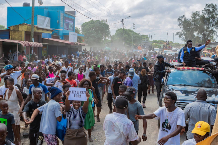 Mondlane alla manifestazione a Maputo